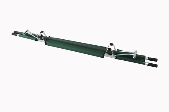 Αναδιπλώσιμα κρεβάτια από αλουμίνιο, από δέρμα της Οξφόρδης, που μεταφέρουν τους τραυματίες.